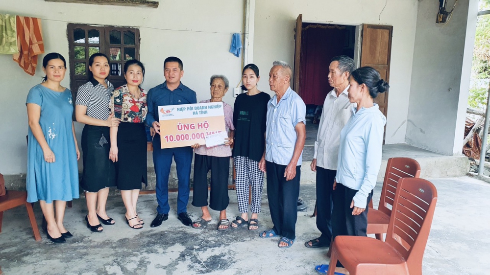 Hiệp hội Doanh nghiệp Hà Tĩnh trao quà cho gia đình có hoàn cảnh khó khăn